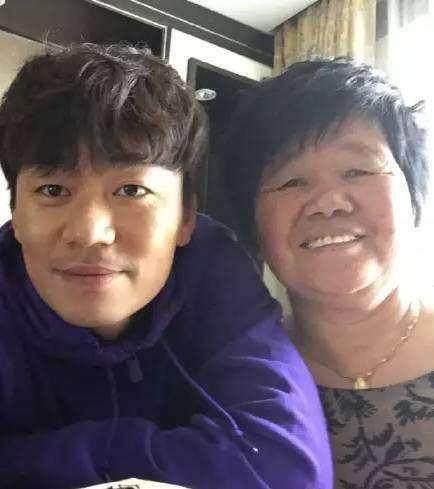 明星基因有多強大，劉亦菲顏值不敵媽媽，他一家四代猶如復制粘貼！