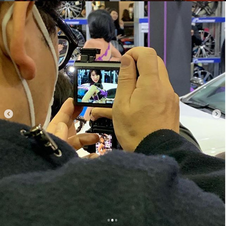 【吳彥祖遇變態!】車展攝影師Hamsap狂拍女模"私人部位"，吳彥祖就被逼在後面看著…