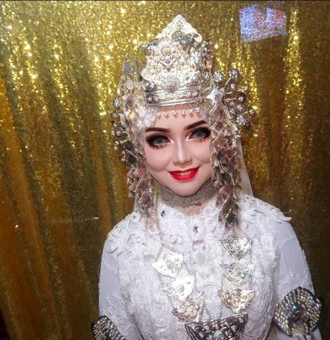 黑膚妹想圓兒時的願望，在婚禮畫芭比娃娃妝「白一次」　新郎迎娶當場無言：我老婆呢？  