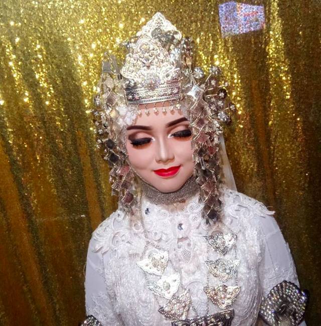 黑膚妹想圓兒時的願望，在婚禮畫芭比娃娃妝「白一次」　新郎迎娶當場無言：我老婆呢？  