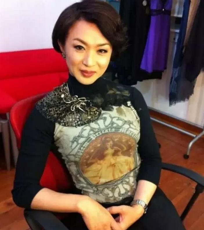 她是「變性明星」，兒子被同學嘲諷：你媽是個男的，兒子回懟9字令她驕傲