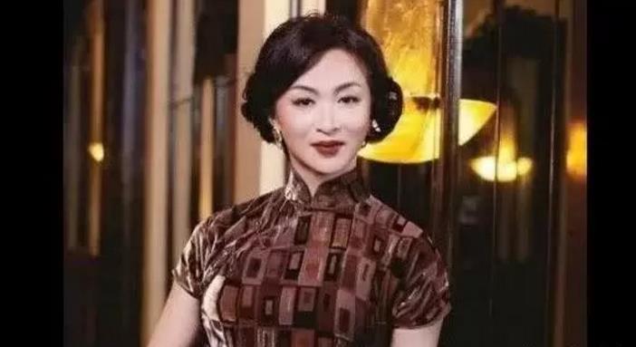 她是「變性明星」，兒子被同學嘲諷：你媽是個男的，兒子回懟9字令她驕傲