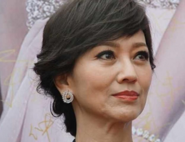 64歲趙雅芝素顏照曝光，似披著一張「假皮」網友： 白娘子怎麼了？
