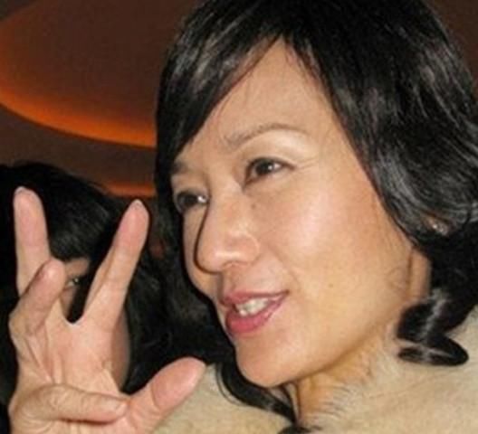 64歲趙雅芝素顏照曝光，似披著一張「假皮」網友： 白娘子怎麼了？