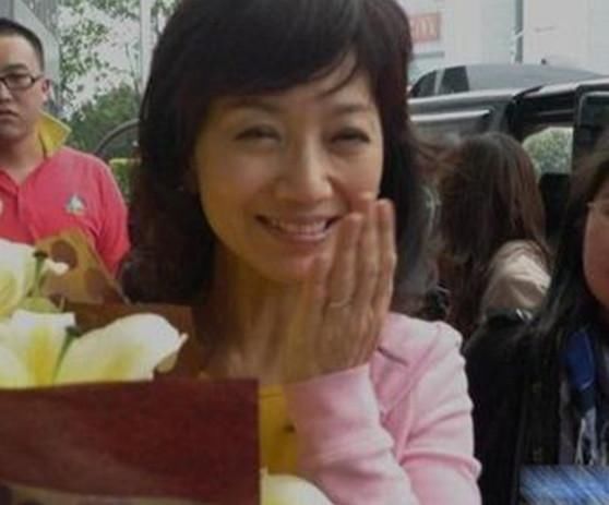 64歲趙雅芝素顏照曝光，似披著一張「假皮」網友： 白娘子怎麼了？
