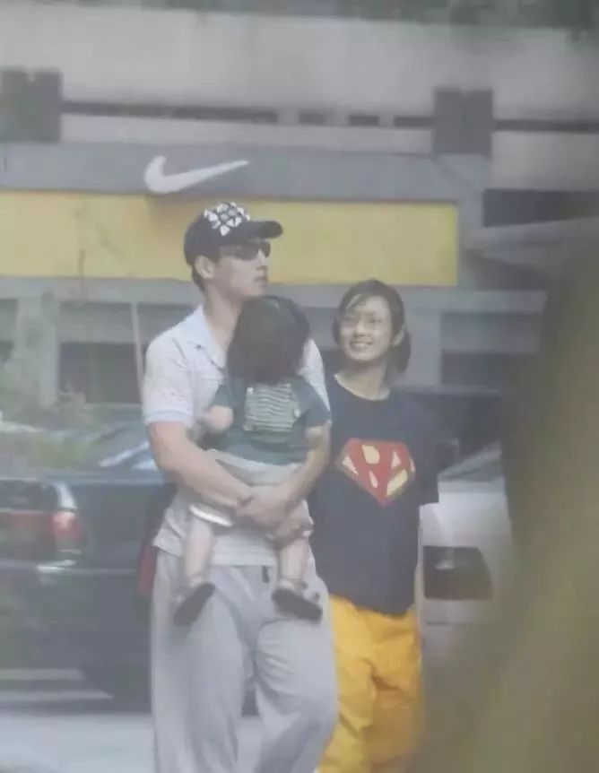 他們牽手了！離婚兩年後終於坐實了他婚內出軌…！