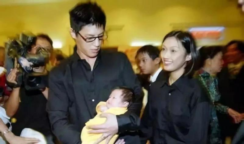 他們牽手了！離婚兩年後終於坐實了他婚內出軌…！