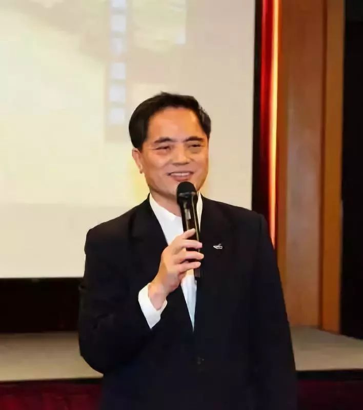 他們牽手了！離婚兩年後終於坐實了他婚內出軌…！