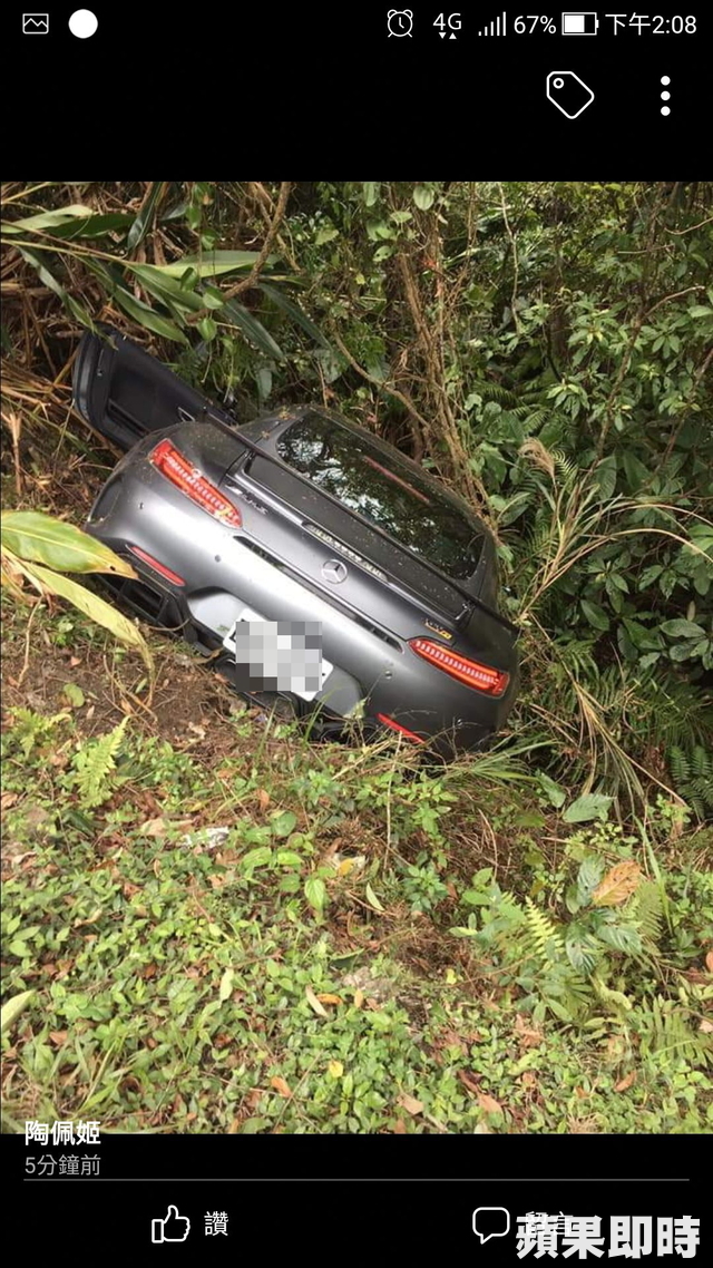 哭哭！媒體試駕千萬賓士超跑　倒栽蔥撞進山溝 | 蘋果日報