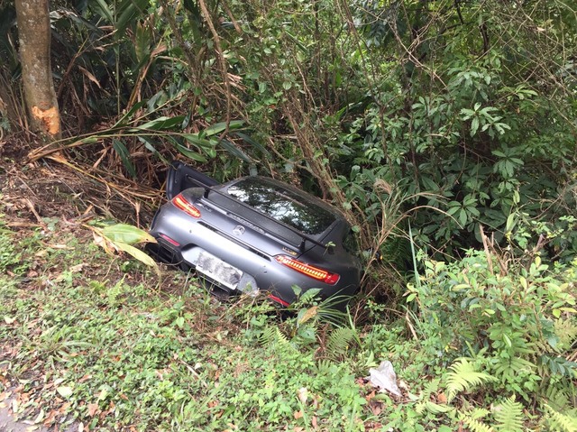 哭哭！媒體試駕千萬賓士超跑　倒栽蔥撞進山溝 | 蘋果日報