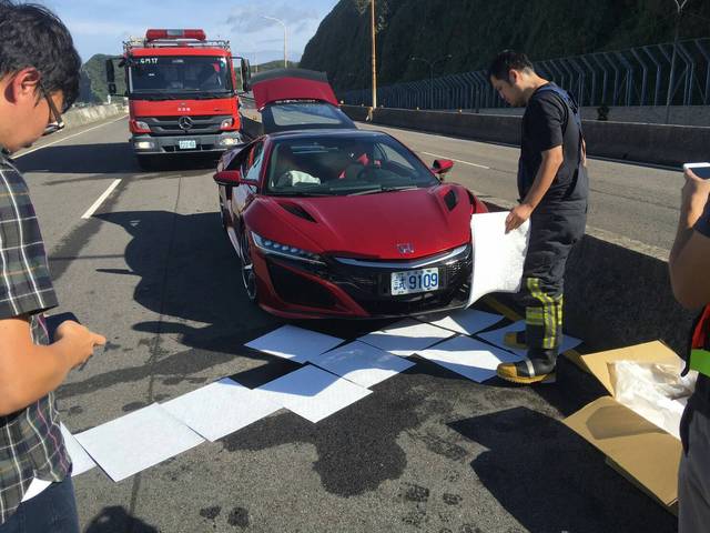 哭哭！媒體試駕千萬賓士超跑　倒栽蔥撞進山溝 | 蘋果日報