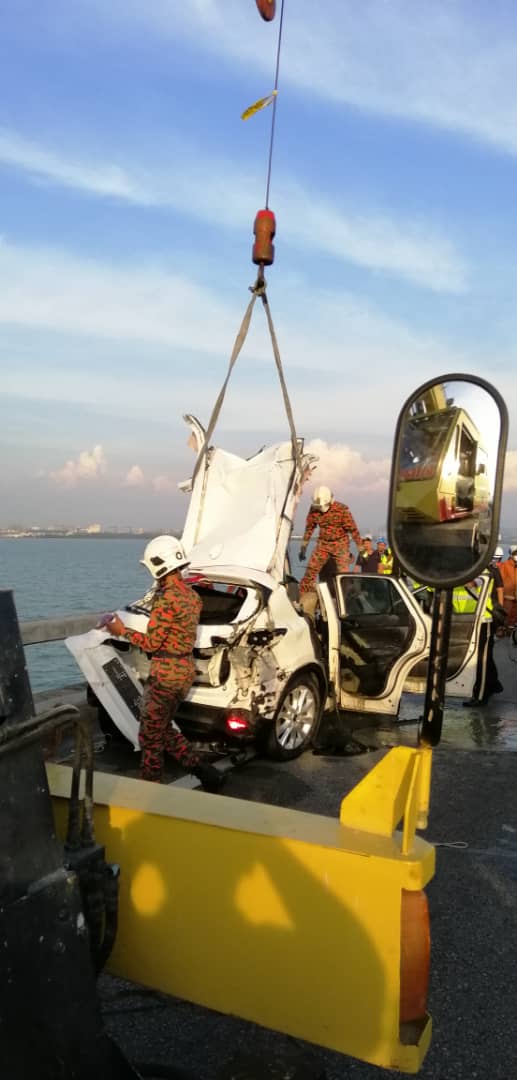 休旅車遭撞墜海　駕駛繫安全帶想逃卻慘死 