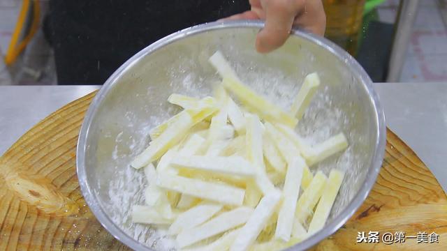 土豆條不一樣的吃法，外酥里糯，3塊錢的土豆，幾分鐘炒一大盤
