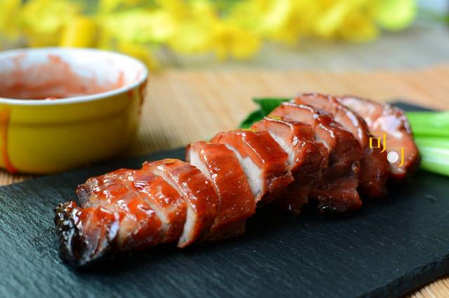叉燒肉只能在飯店吃？自己家裡腌一腌，烤一烤超簡單，秒變大廚