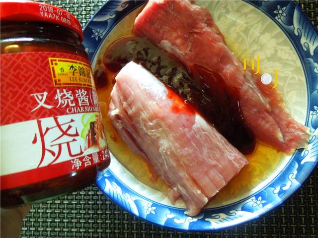 叉燒肉只能在飯店吃？自己家裡腌一腌，烤一烤超簡單，秒變大廚