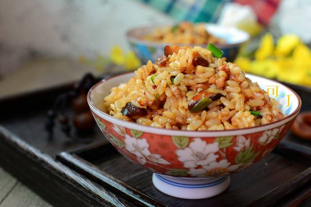 一碗醬香濃郁的香菇肉末醬油飯，讓你放不下碗，太好吃了