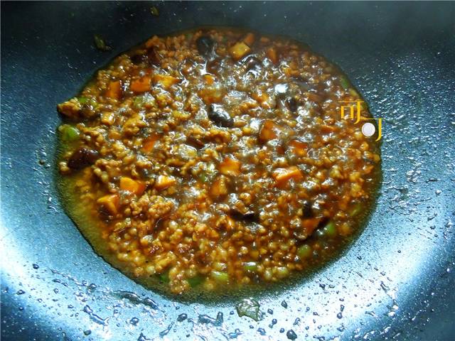 一碗醬香濃郁的香菇肉末醬油飯，讓你放不下碗，太好吃了