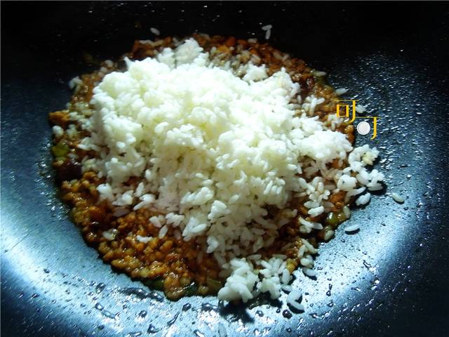 一碗醬香濃郁的香菇肉末醬油飯，讓你放不下碗，太好吃了