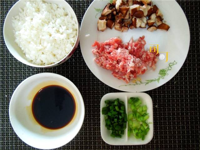 一碗醬香濃郁的香菇肉末醬油飯，讓你放不下碗，太好吃了