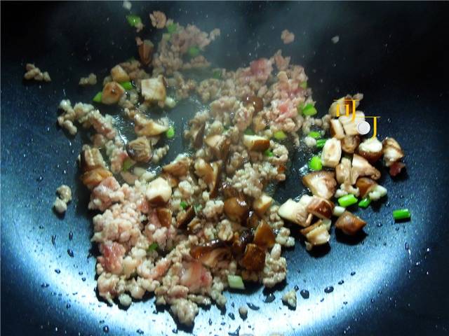 一碗醬香濃郁的香菇肉末醬油飯，讓你放不下碗，太好吃了
