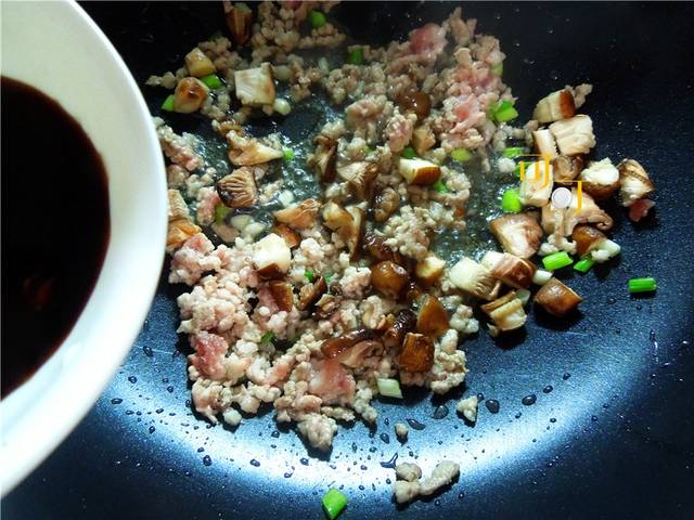 一碗醬香濃郁的香菇肉末醬油飯，讓你放不下碗，太好吃了