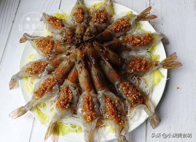清蒸蒜蓉粉絲蝦，過年全家人必點這道菜，寓意富貴吉祥，喜歡拿去