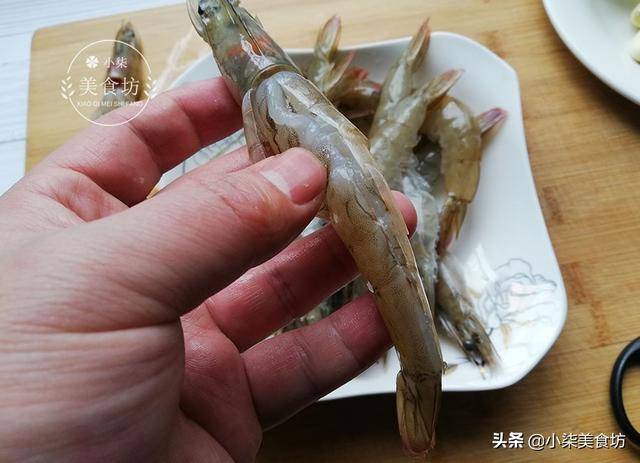 清蒸蒜蓉粉絲蝦，過年全家人必點這道菜，寓意富貴吉祥，喜歡拿去