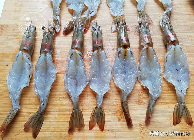 清蒸蒜蓉粉絲蝦，過年全家人必點這道菜，寓意富貴吉祥，喜歡拿去