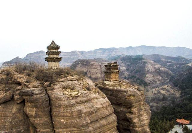 河北兩座神秘古塔，屹立山頂千年不倒成未解之謎，遊人想去卻無路 