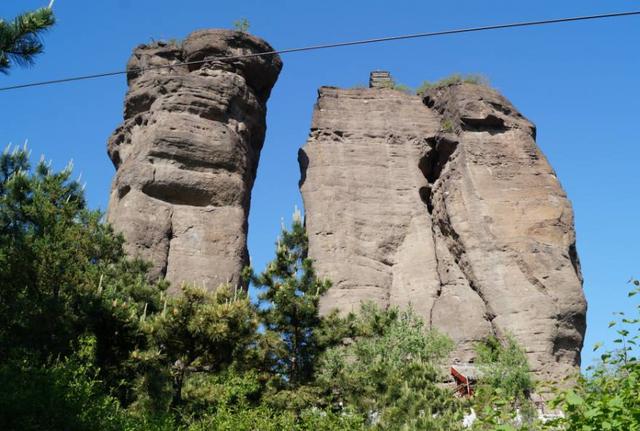 河北兩座神秘古塔，屹立山頂千年不倒成未解之謎，遊人想去卻無路 