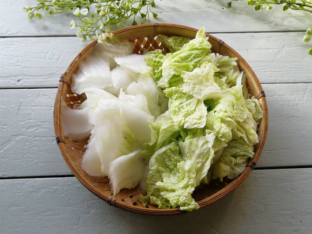 炒的白菜不脆嫩，菜葉還黃？只要比平時做菜多一步，炒的脆嫩可口