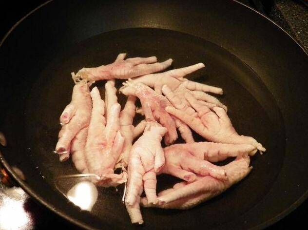 無骨雞爪怎麼去骨？很多人以為用嘴啃出來，正確方法原來如此