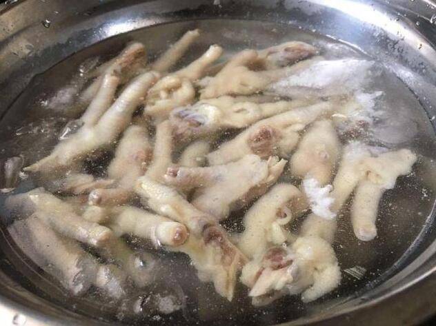 無骨雞爪怎麼去骨？很多人以為用嘴啃出來，正確方法原來如此