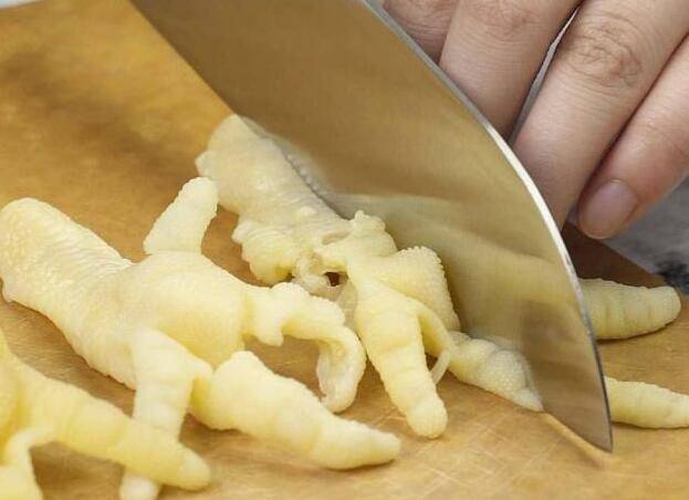 無骨雞爪怎麼去骨？很多人以為用嘴啃出來，正確方法原來如此