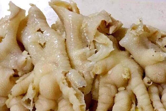 無骨雞爪怎麼去骨？很多人以為用嘴啃出來，正確方法原來如此