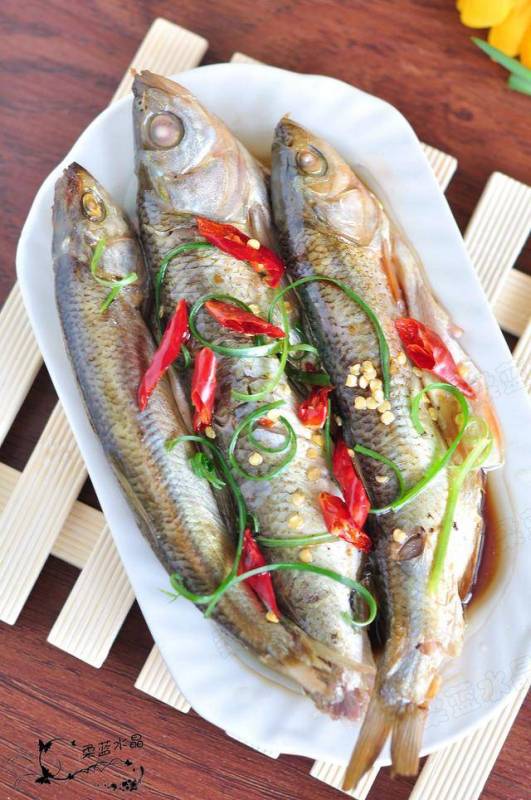 清蒸魚是先蒸後淋醬油，還是先腌後蒸？很多人都做錯了，怪不得不好吃