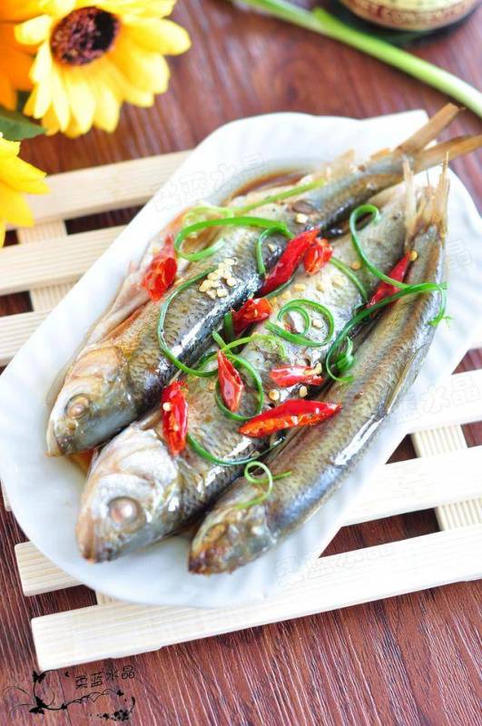 清蒸魚是先蒸後淋醬油，還是先腌後蒸？很多人都做錯了，怪不得不好吃