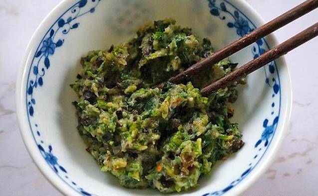 過新年，吃春捲，一口下去酥香脆，太好吃了，清爽不油膩，做法很簡單