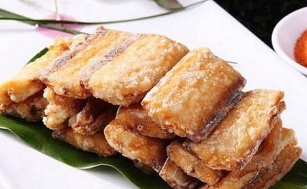 炸帶魚時，用麵糊還是澱粉？多數人沒搞明白，難怪不香不酥脆！ 
