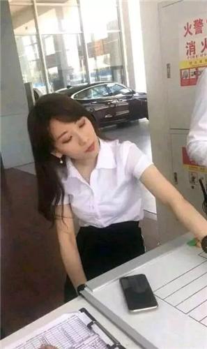 男子看上寶馬3系車，女銷售員諷刺：買了就嫁給你，男子做法大快人心！