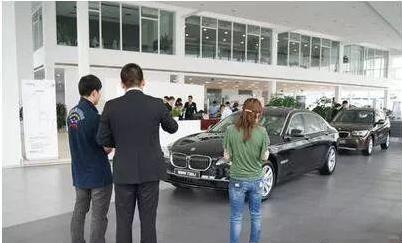 男子看上寶馬3系車，女銷售員諷刺：買了就嫁給你，男子做法大快人心！