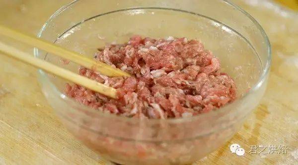 【酥皮肉卷】外酥內軟，咸鮮可口，趁熱吃吧
