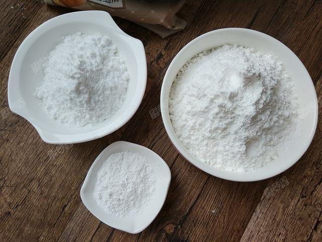 1碗麵粉1碗水，一攪一蒸就能成，鬆軟香甜，是小時候的味道
