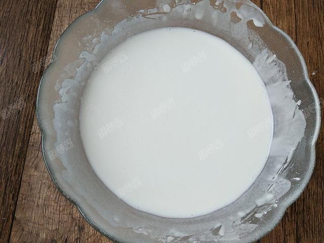 1碗麵粉1碗水，一攪一蒸就能成，鬆軟香甜，是小時候的味道