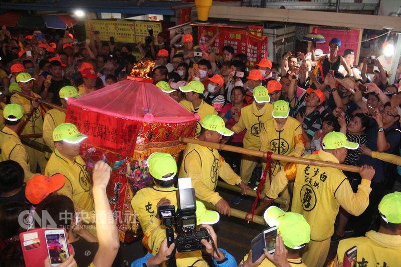 拜託救救孩子！慈母抱病兒「淚跪媽祖6分鐘」　白沙屯媽祖同意「下秒大顯神蹟」她淚崩感謝