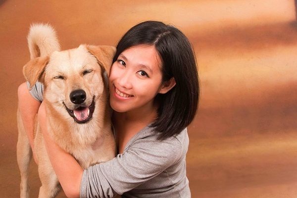 爸爸想買純種狗！女兒撿浪浪他「氣到炸」結果寵成兒子抱著睡：疼到一個不行！