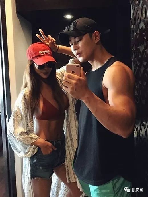 年紀相差16歲又帥又壯鮮肉被42歲阿姨吃下去，但一看她真面目，才發現可以理解！