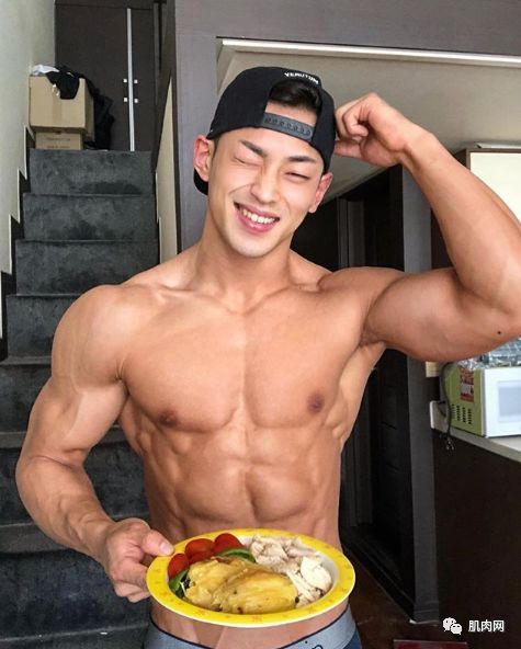 年紀相差16歲又帥又壯鮮肉被42歲阿姨吃下去，但一看她真面目，才發現可以理解！