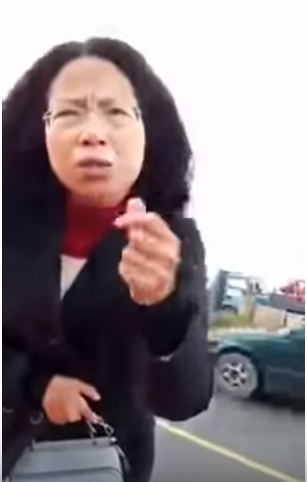 大媽毀跑車怒嗆：「先森～一點刮痕自己吸收」，丟錢就想跑！結局車主傻眼到無言！