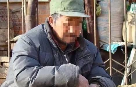 父親欠了一屁股債，兒子為了還債準備賣掉婚房，債主一來卻給兒子跪下了！
